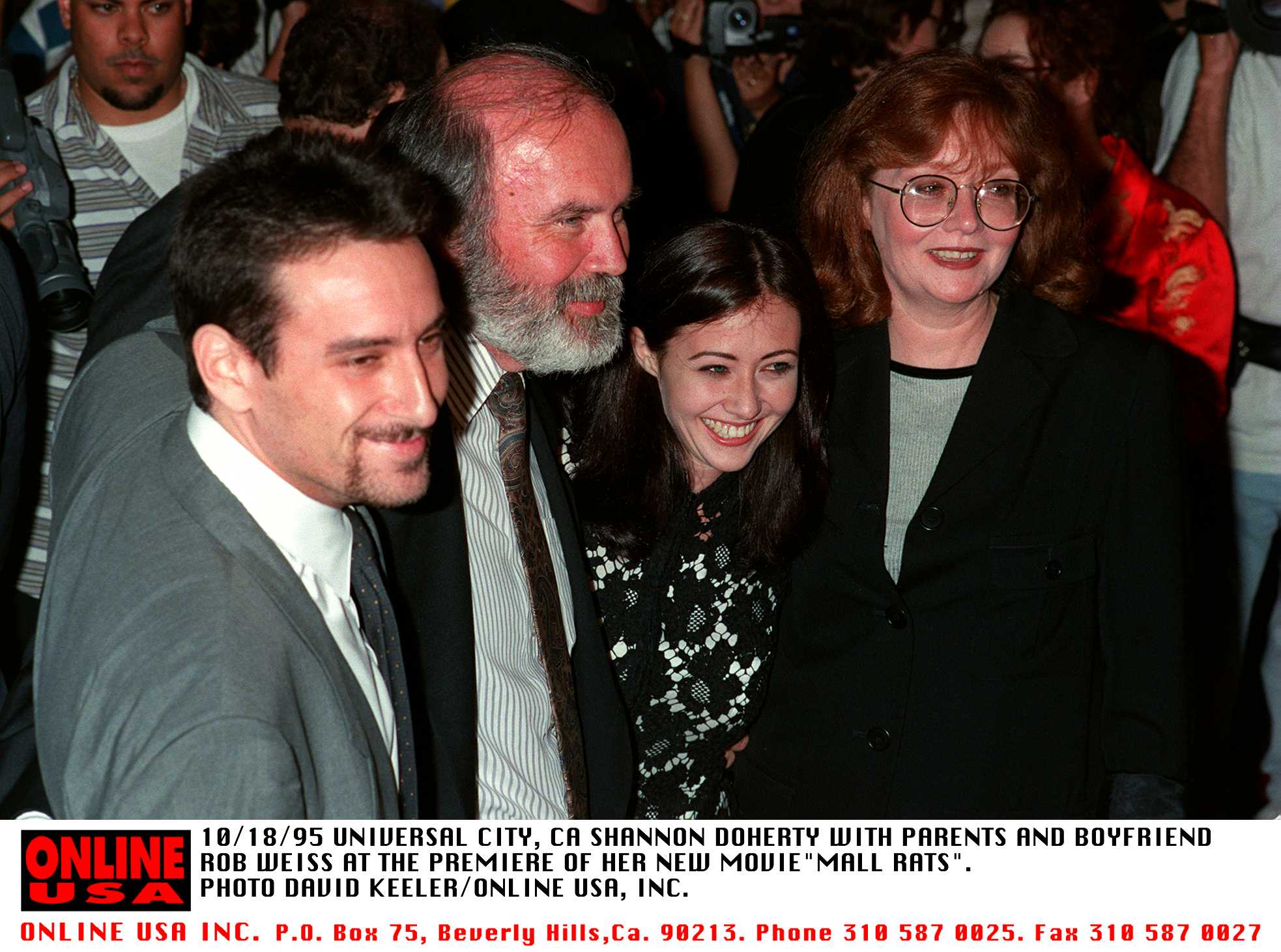 Shannen Doherty attends the 1995 premiere of “Mallrats” in Universal City, California, with her parents and then-boyfriend Rob Weiss. | Source: Getty Images