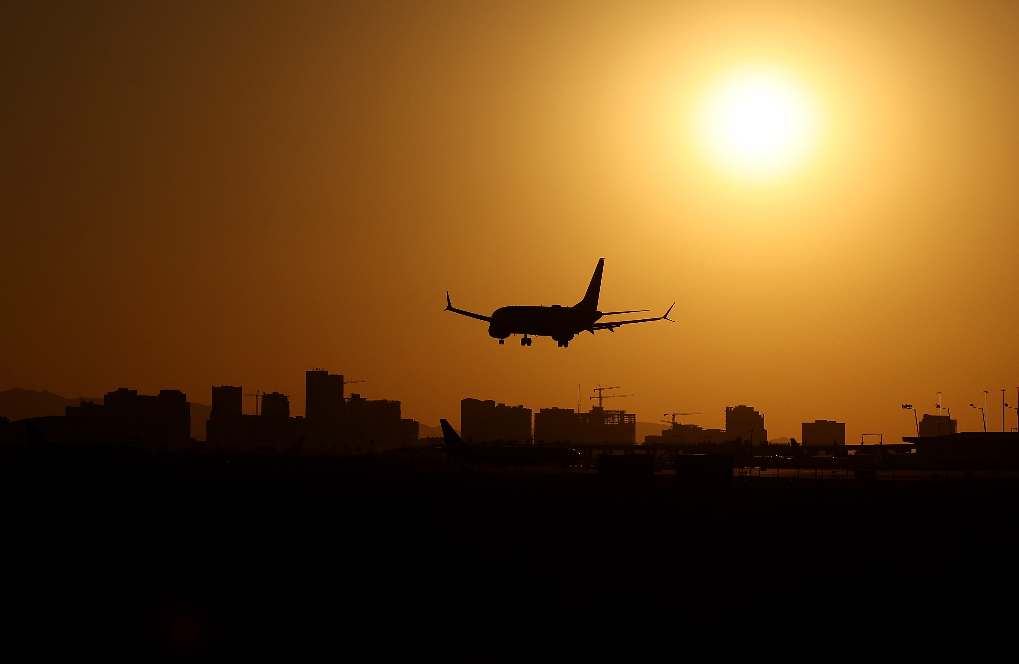 An incoming flight over Phoenix, Arizona, during a record-setting heat wave across the Southwest on June 5, 2024 | Source: Getty Images