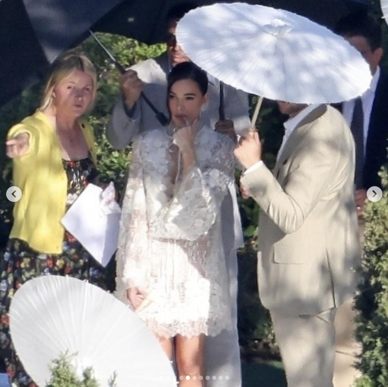 Hailee Steinfeld reviews directions alongside staff during the outdoor rehearsal | Source: Instagram/deuxmoi