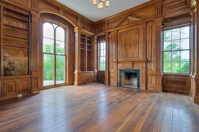 Six fireplaces were among the historic residence's distinctive features. Modern conveniences, including central air conditioning, had also been incorporated into the centuries-old property. | Source: Instagram/oldhouseaddicts