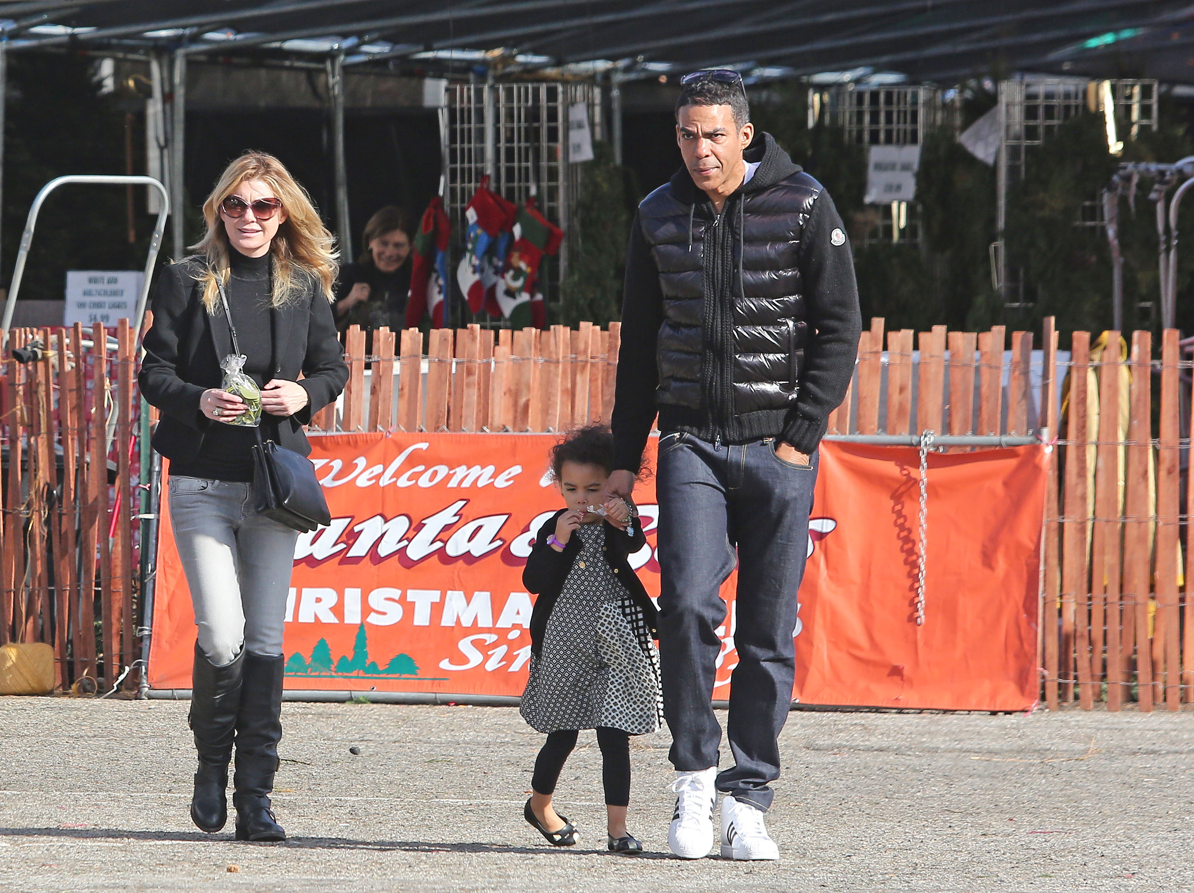 Ellen Pompeo, Stella, and Chris Ivery spotted buying a Christmas Tree on December 8, 2013, in Los Angeles, California. | Source: Getty Images