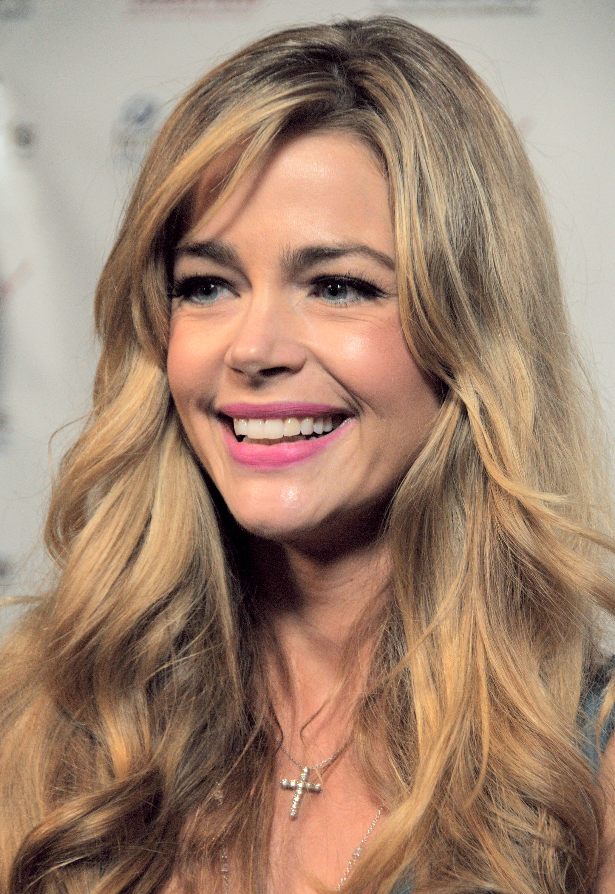 Richards experimented with the dramatic glamour of the period. She would later acknowledge trying Botox and small amounts of filler before considering surgery. | Source: Getty Images