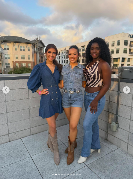 Sophia Kellstrom and Carrie Everett with another friend. | Source: Instagram/missamericanc