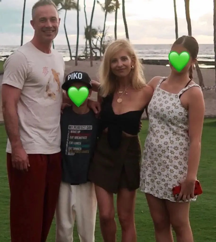 Sarah Michelle Gellar and Freddie Prinze Jr. posed with their children, Rocky and Charlotte, during a beachside family vacation. Rocky wore a PIKO baseball cap, while both children's faces were hidden behind green heart emojis — a reminder of how carefully the couple protected their privacy. | Source: Instagram/@sarahmgellar