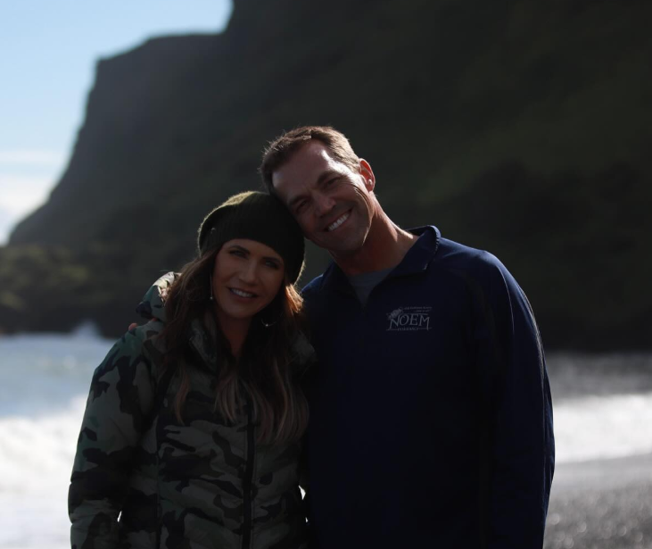 With cliffs and ocean behind them, Kristi rests her head against Bryon’s—quiet, affectionate, and grounded in a sense of togetherness that doesn’t need much to be felt. | Source: Instagram/sdbryonnoem