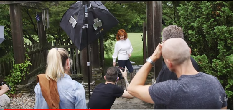 Reba McEntire in her mansion in Nashville, from a video dated November 20, 2020. | Source: YouTube/RebaMcEntire