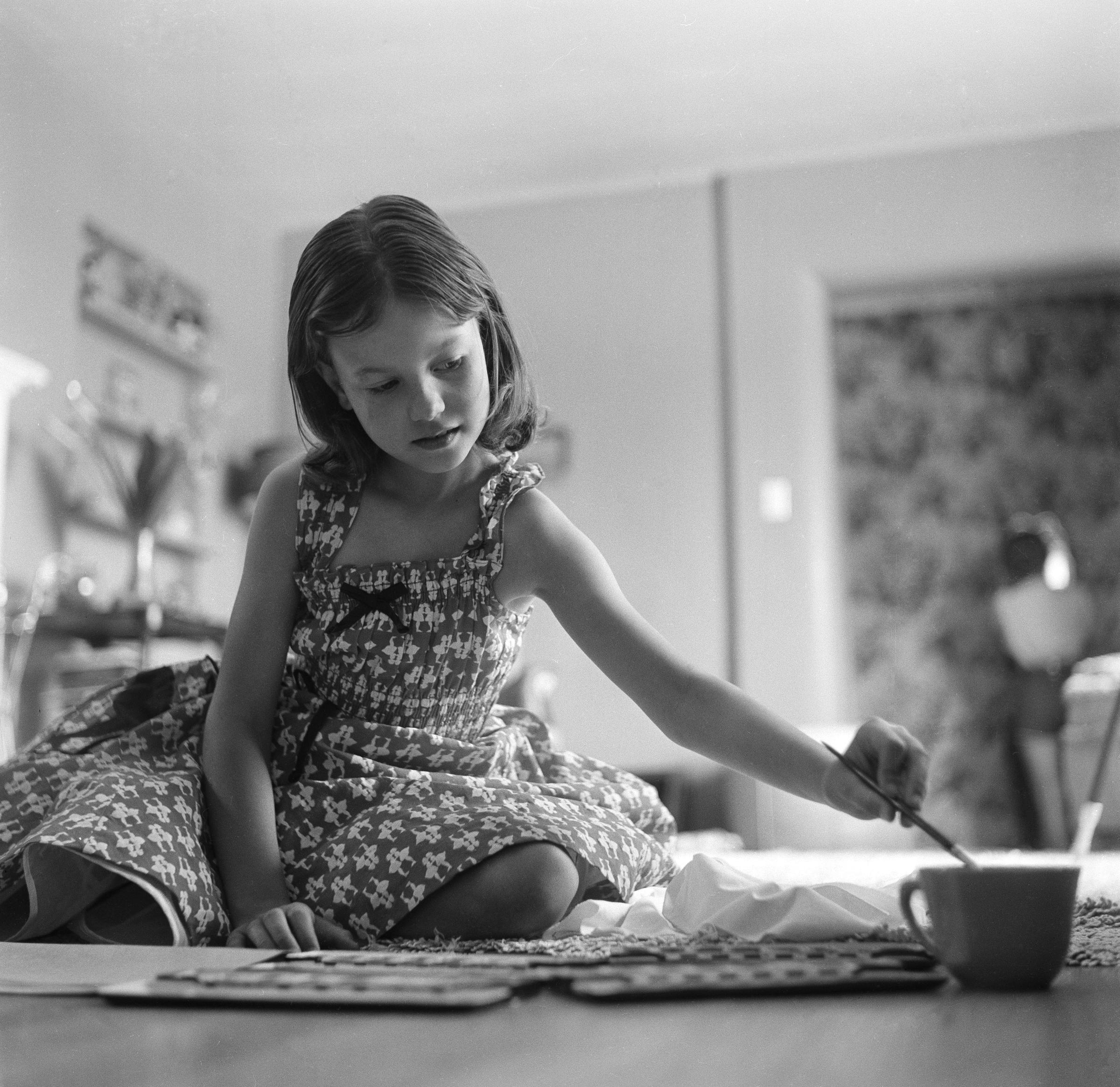 The former child actress poses for a portrait in 1955 | Source: Getty Images