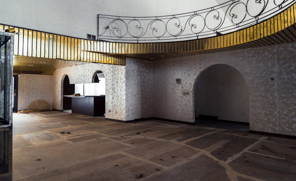 An expansive room inside Mike Tyson's former estate stood largely empty, exposing arched doorways, patterned walls, and gold-toned railings along the upper level. Years after the heavyweight champion left, the stripped-back interior offered a clearer view of the mansion's unusual design and substantial proportions, even after many of the lavish fittings, crystal chandeliers, and other extravagant features had disappeared. | Source: Facebook/Johnny Joo