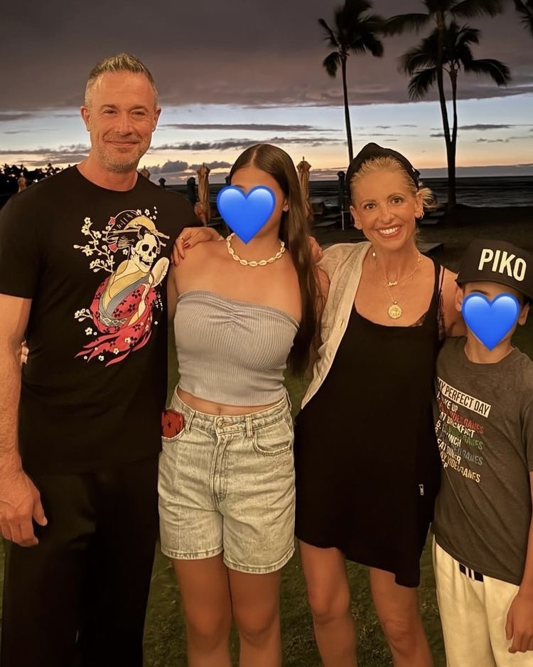 Sarah Michelle Gellar and Freddie Prinze Jr. posed with their children, Charlotte and Rocky, during a family vacation at sunset. Both children's faces were covered with blue heart emojis, continuing the couple's longtime practice of protecting their privacy in family photographs. | Source: Instagram/@sarahmgellar
