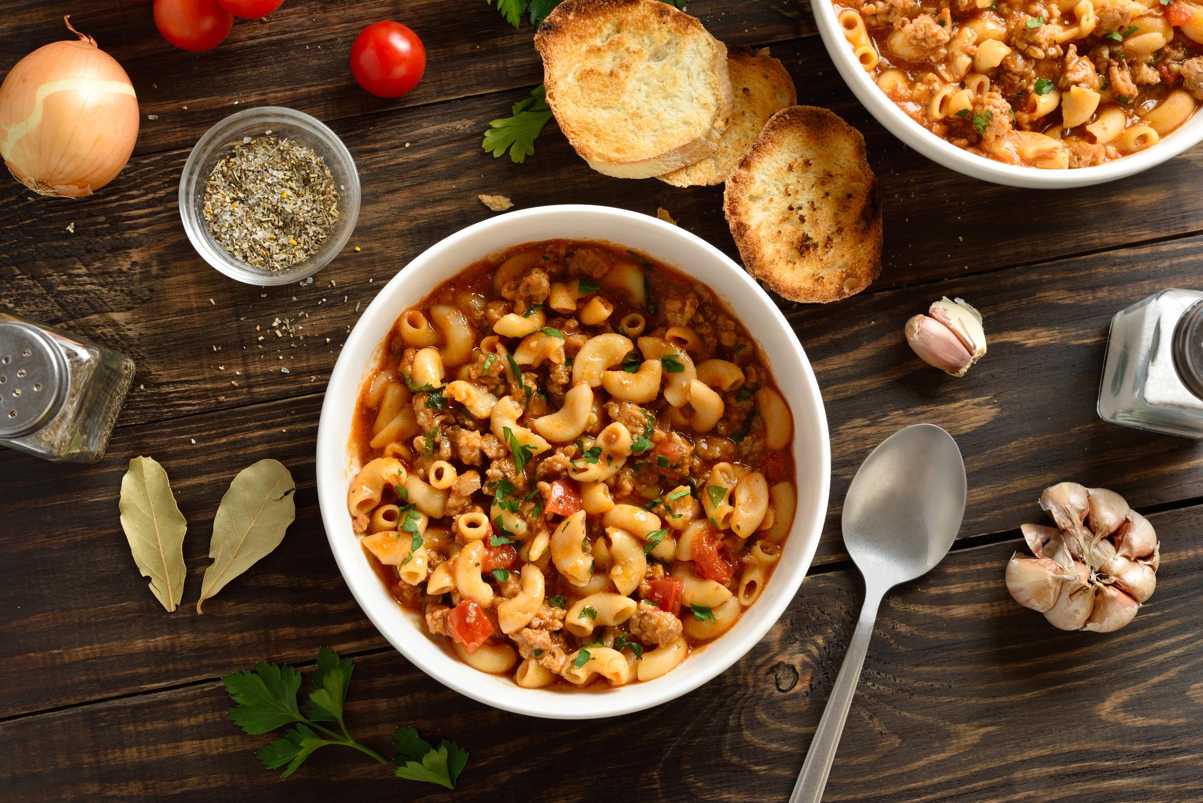 American chop, the comforting homemade dish Goldie Hawn used to prepare for her son Wyatt Russell, combines macaroni, ground beef, and tomatoes. Wyatt loved the childhood favorite so much that he later made it for his own son. | Source: Getty Images.