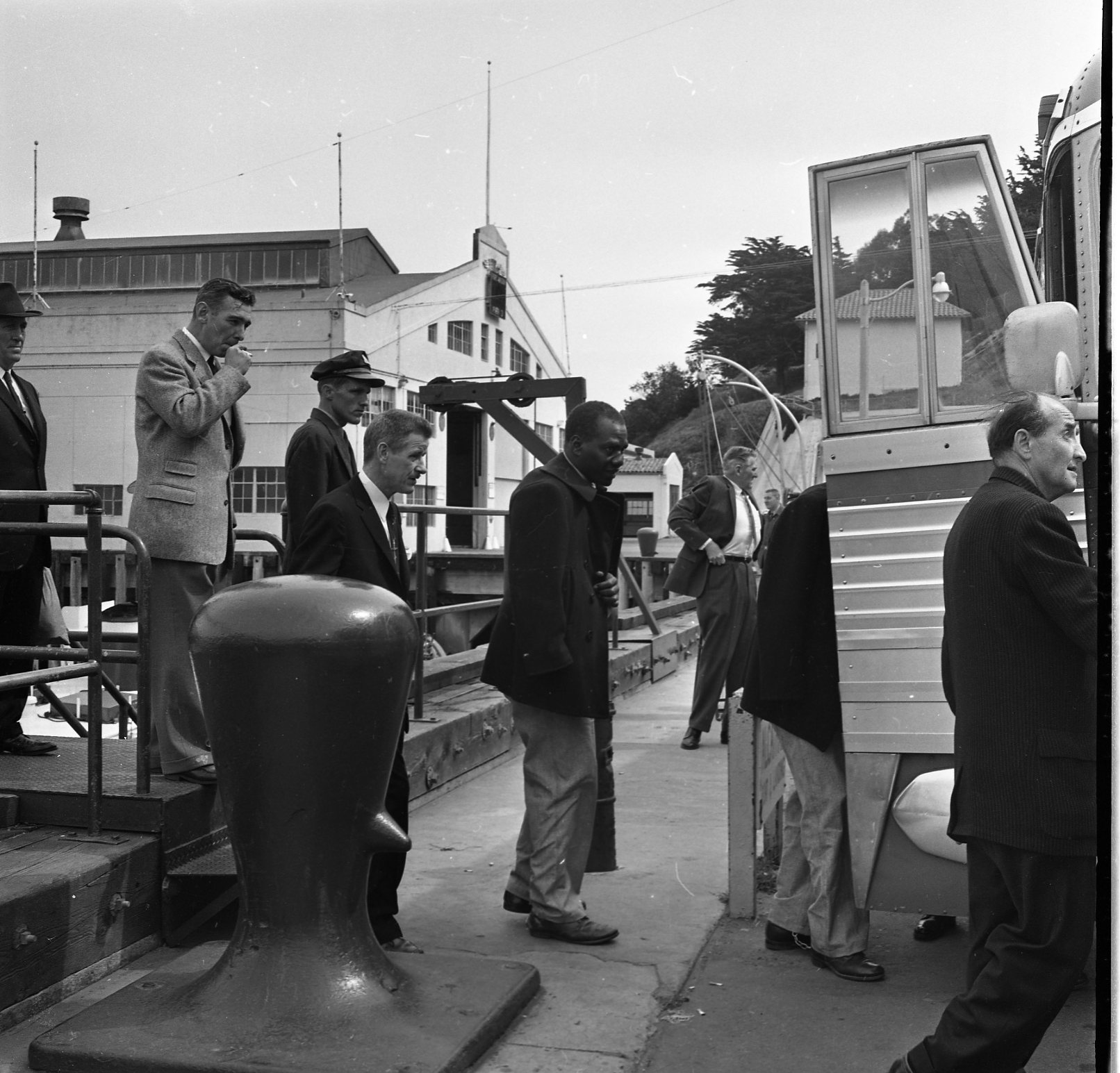 Inmates leaving Alcatraz on closing day, 1963 | Source: Getty Images