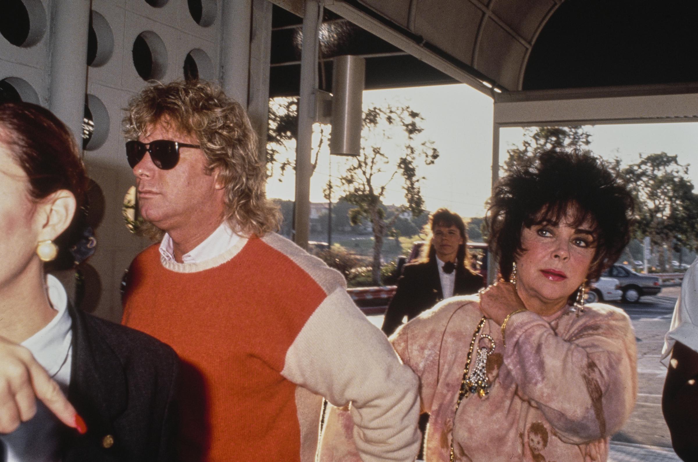 American construction worker Larry Fortensky and the actress pose in Los Angeles, California, on November 28, 1990 | Source: Getty Images