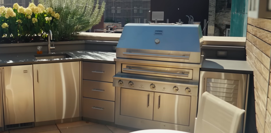 The terrace adds yet another luxury layer to the townhouse. In Manhattan, outdoor cooking space is practically its own plot twist. | Source: YouTube/Architectural Digest