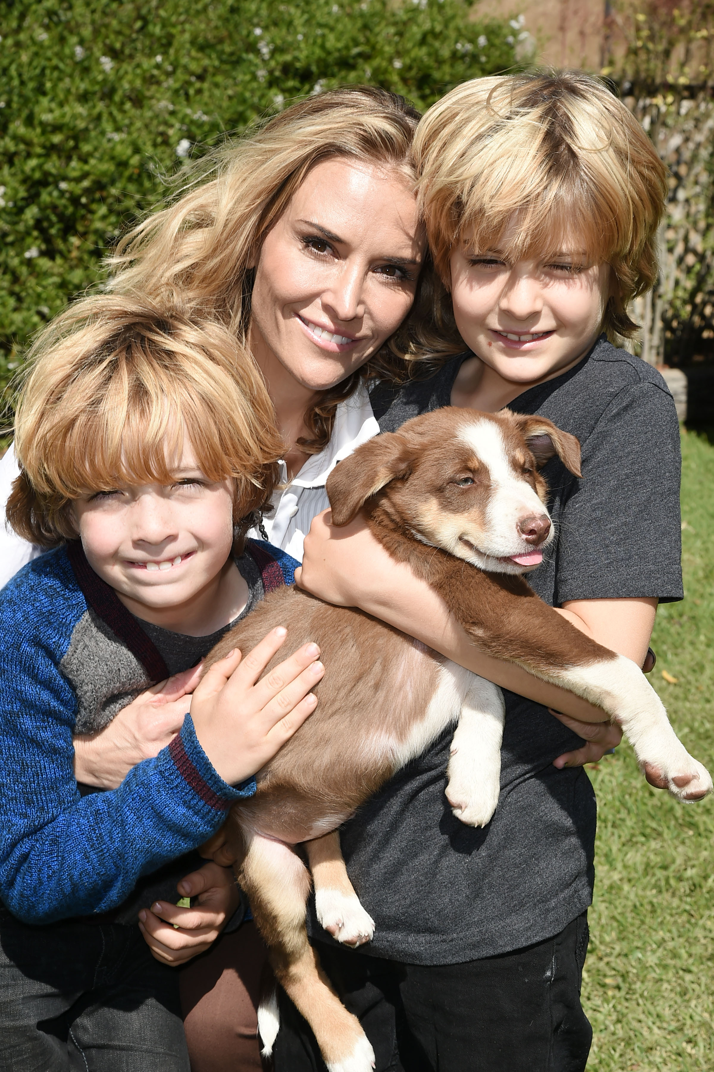 Brooke Mueller with her twin sons Bob and Max Sheen and a puppy during the Hearst Castle Preservation Foundation Annual Benefit Weekend 2016 Luncheon in San Simeon, California on October 1, 2016