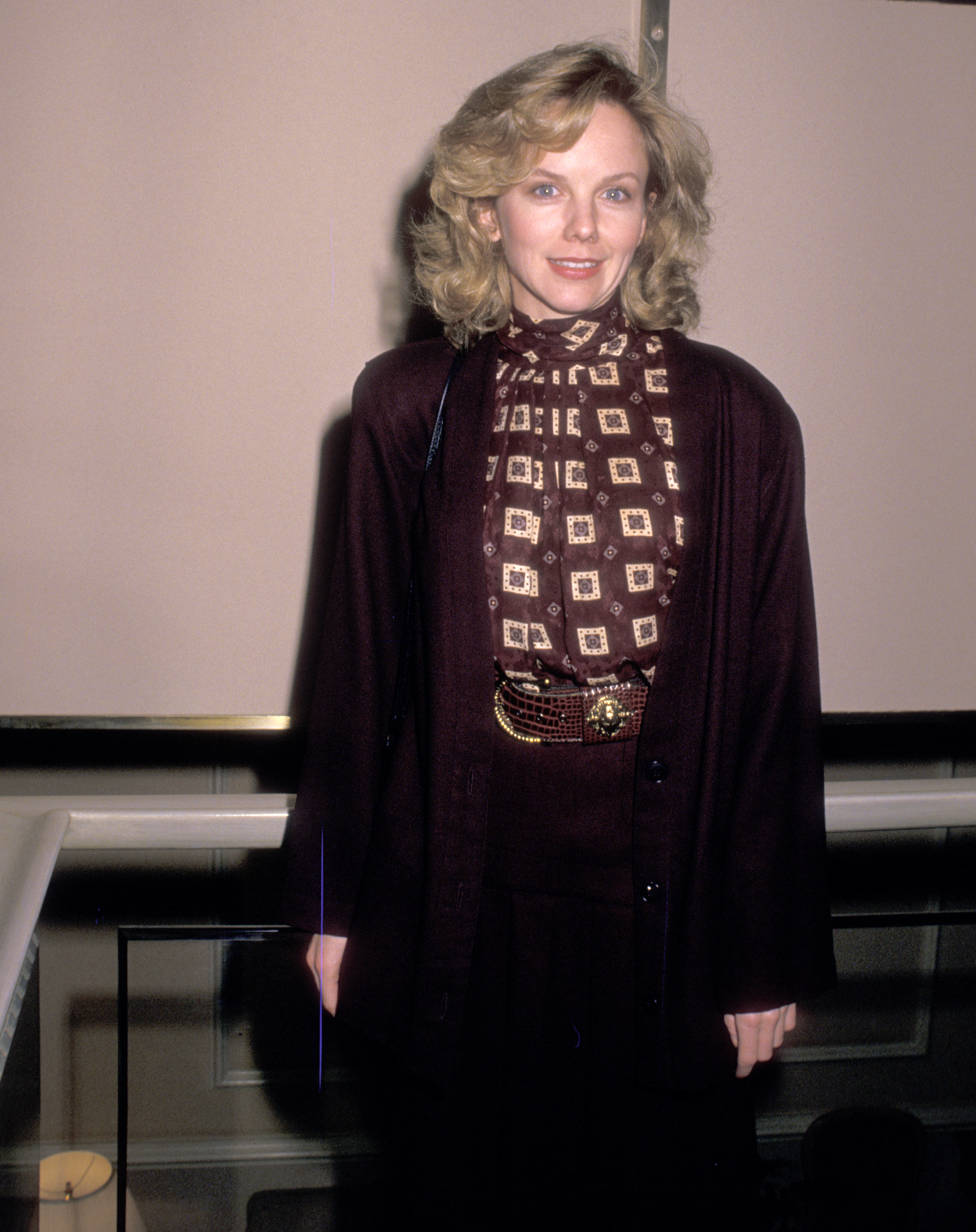 Attending rehearsals for the 45th Annual Golden Globe Awards on January 22, 1988, at the Beverly Hilton Hotel, 32-year-old Linda Purl displayed a sophisticated evolution toward late-1980s corporate elegance. A high-necked patterned blouse and oversized deep-plum blazer framed her narrowing, refined jawline, while her styled shoulder-length blonde curls and confident gaze reflected an established, mature presence.