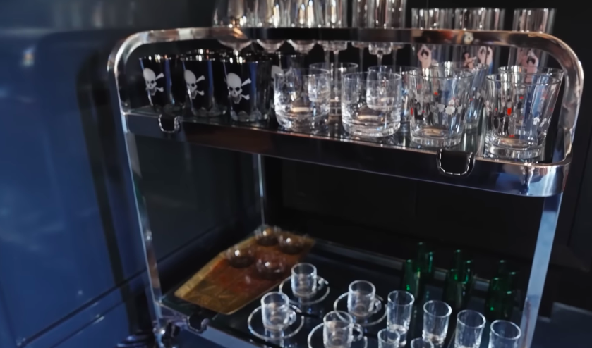 The bar cart brings a mischievous detail into the room. It is a small reminder that the house's glamour has a sense of humor. | Source: YouTube/Architectural Digest