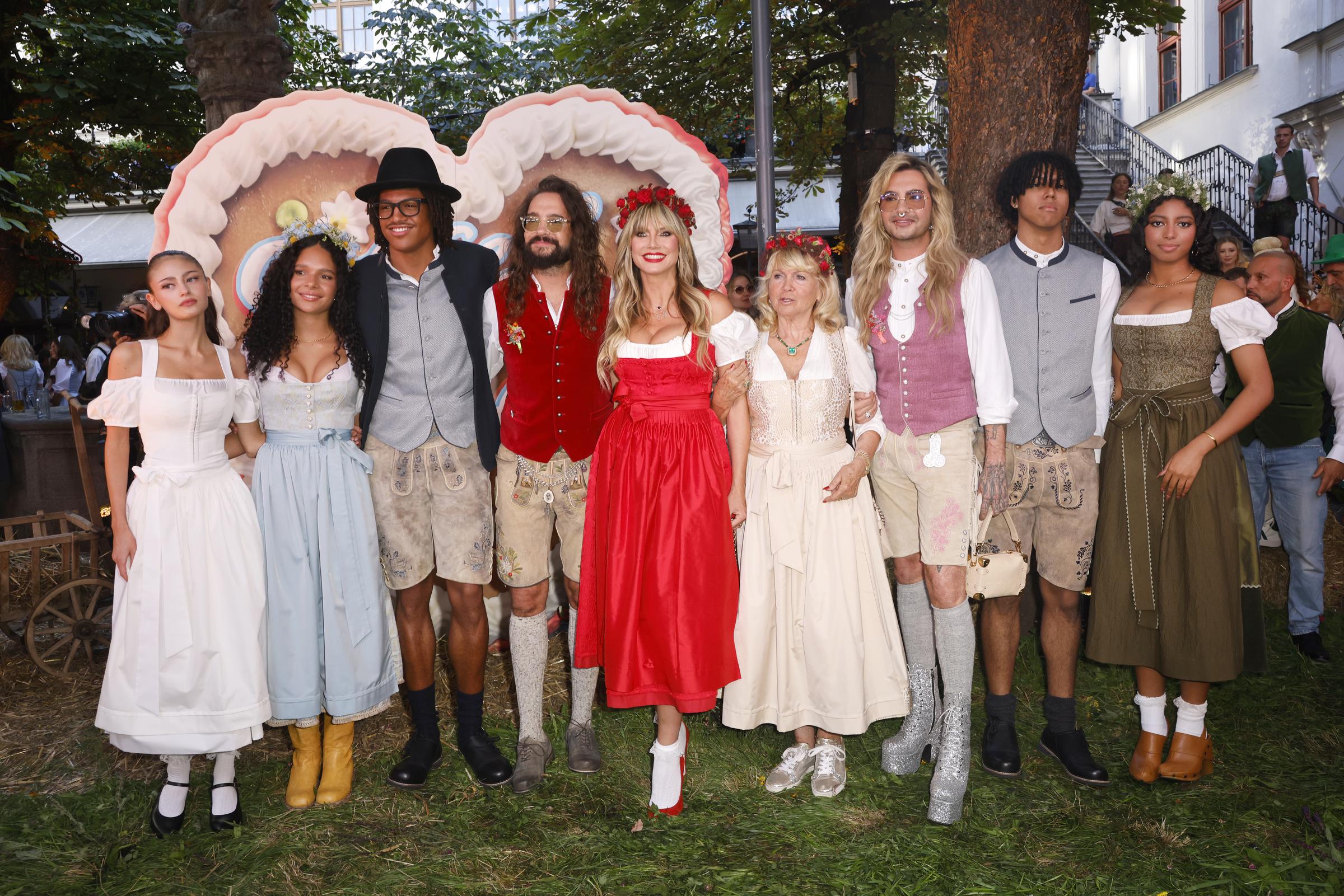 Leni Klum, Kayla Betulius, Henry Samuel, Tom Kaulitz, Heidi Klum, Erna Klum, Bill Kaulitz, Johan Samuel, and Lou Samuel pose together at "Heidifest by Heidi Klum" in Munich, Germany, on September 18, 2025 | Source: Getty Images