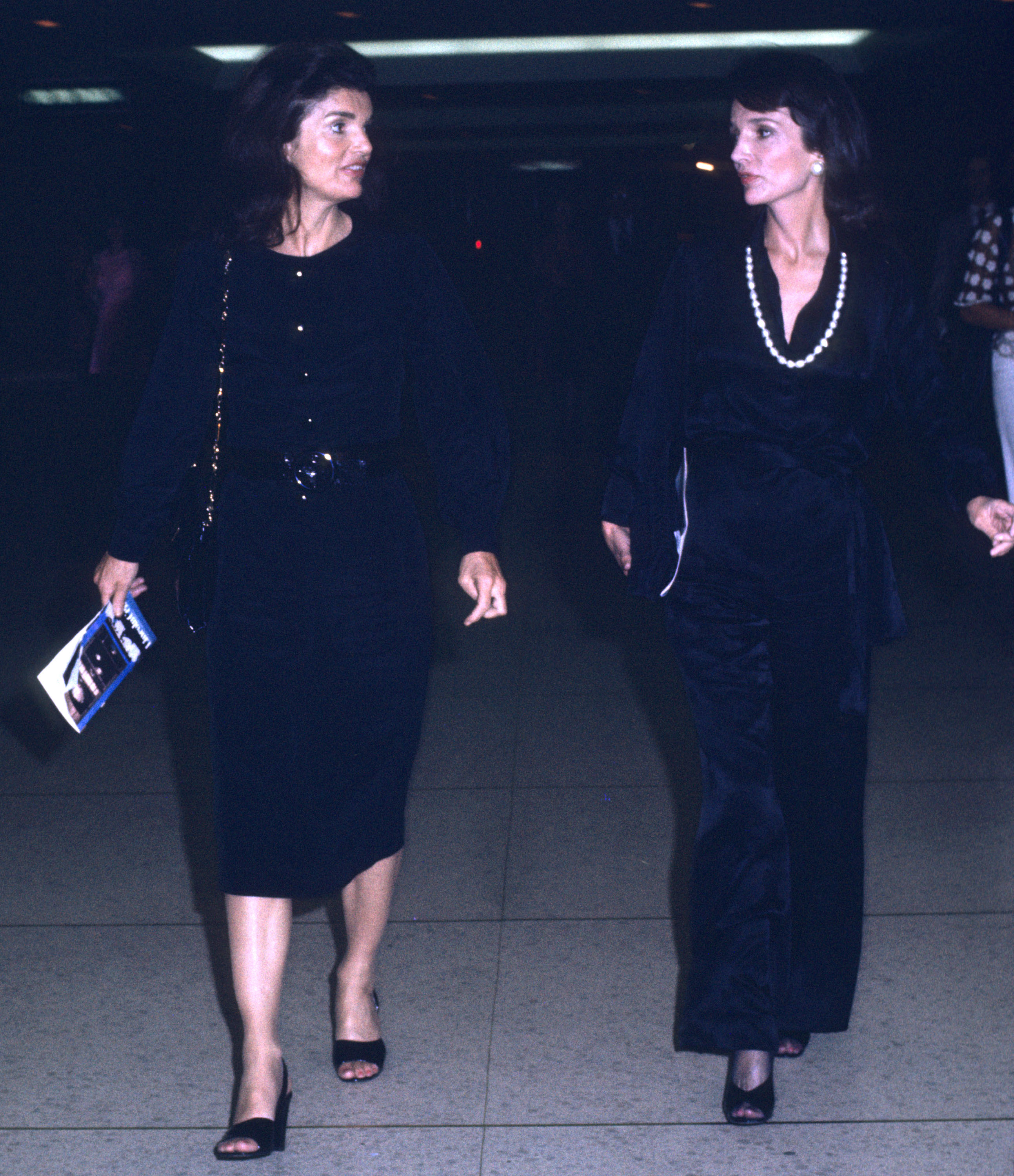 Jacqueline Kennedy Onassis and Lee Radziwill photographed at Lincoln Center in New York on October 17, 1977. | Source: Getty Images