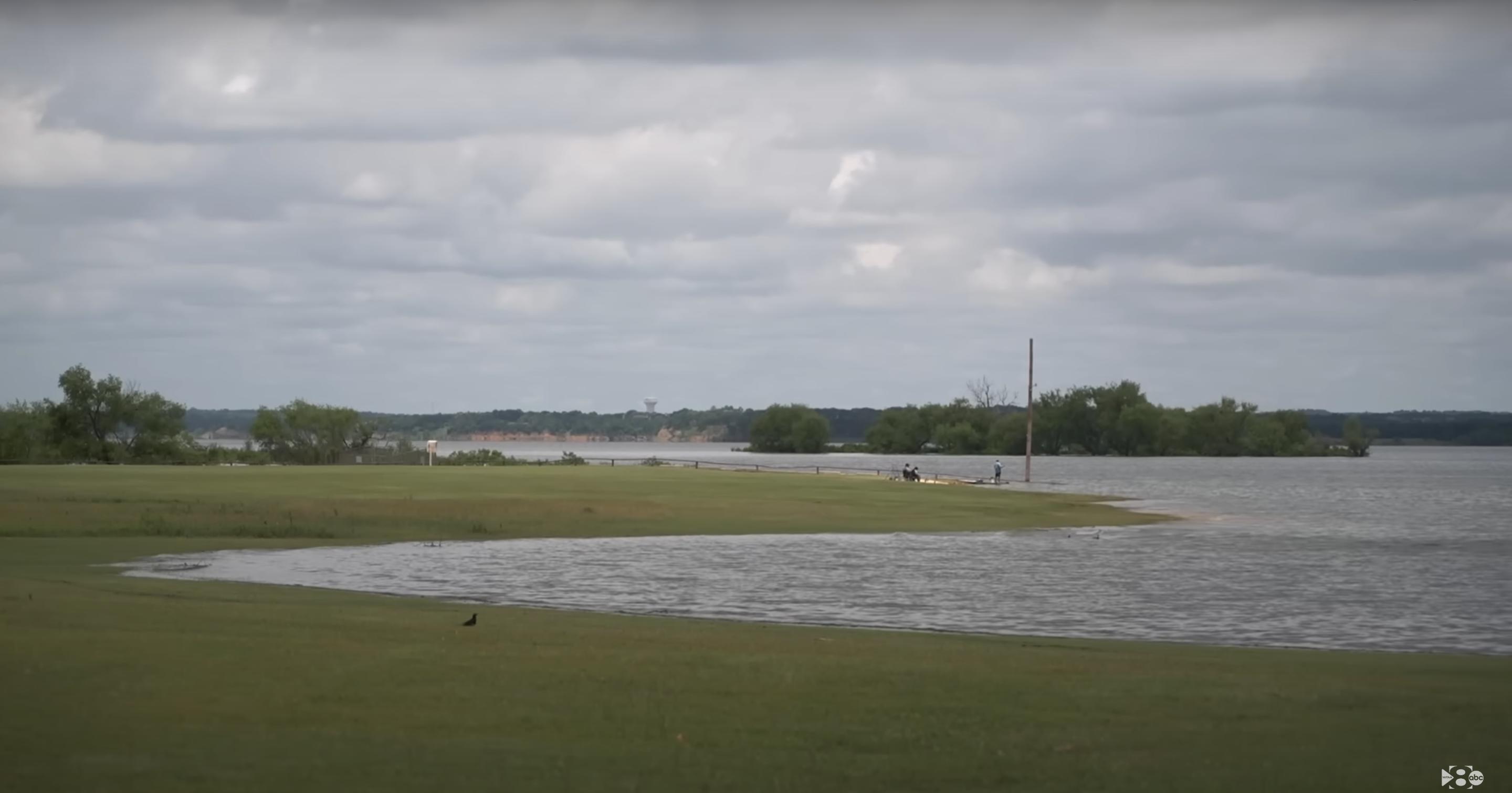 Lake Grapevine, where 18-year-old Ava Moore was fatally struck by a jet ski while kayaking on May 25, 2025 | Source: YouTube/WFAA8