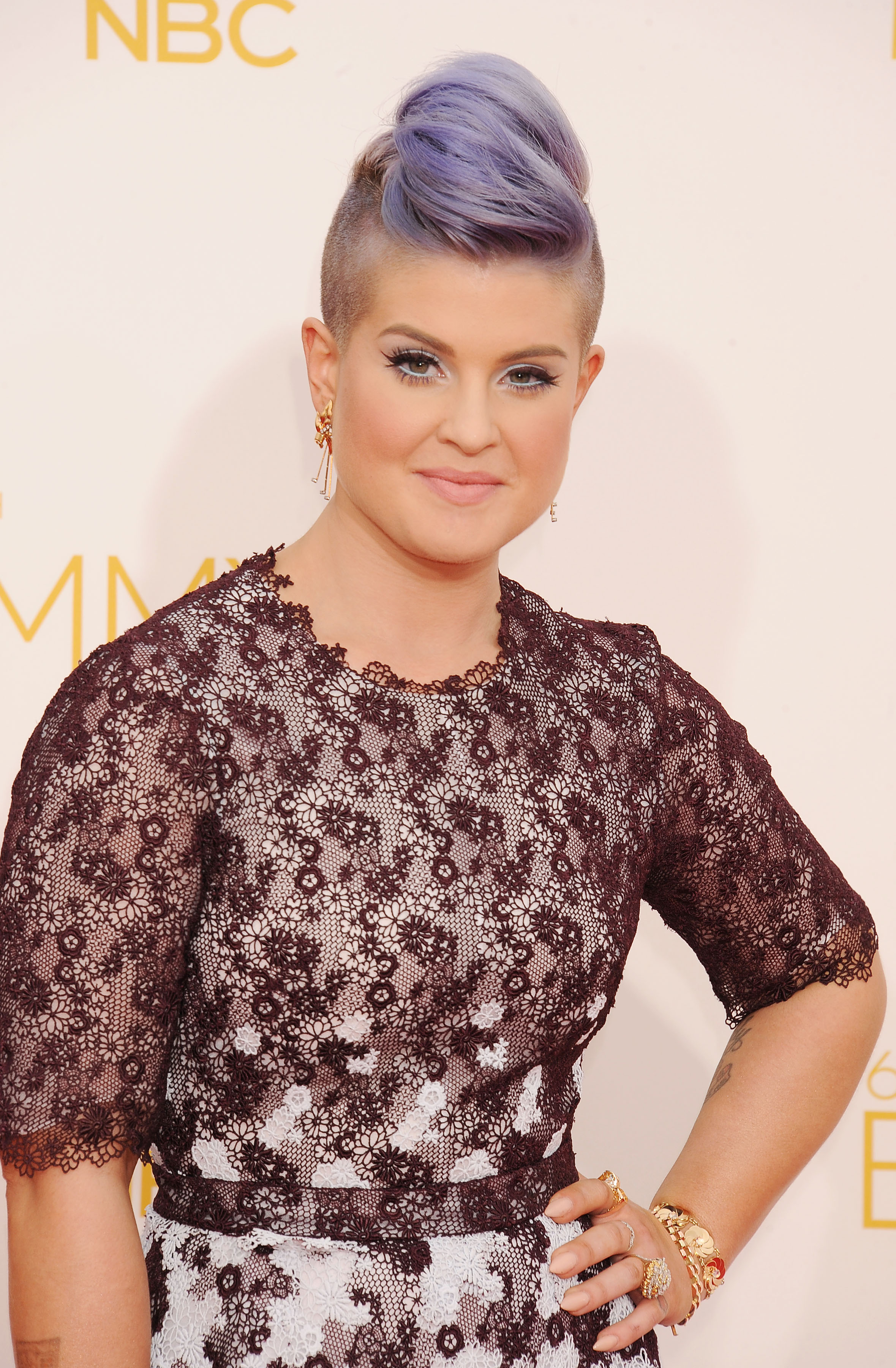 Kelly Osbourne attends the Primetime Emmy Awards in 2014, showcasing one of her most recognizable beauty eras with a lavender undercut, polished makeup, and a red-carpet look that blended elegance with her trademark edge. | Source: Getty Images