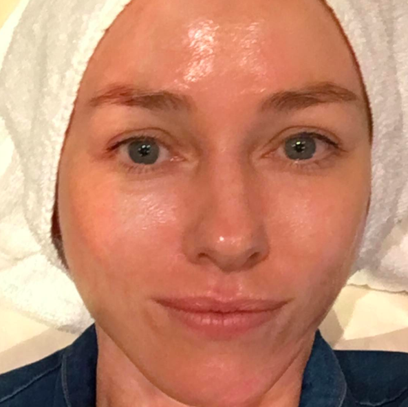 Naomi Watts posing for a makeup-free selfie, posted on February 26, 2016. | Source: Instagrma/naomiwatts