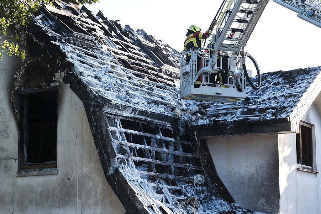 Pinneberg: Firefighters are on duty with a turntable ladder after a fire in a residential building. | Source: Getty Images