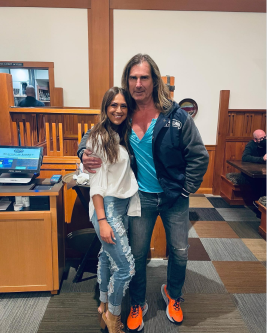 His anti-aging routine is mostly healthy habits. Here's a 2021 photo of Fabio with influencer Natalie Rose, which was later much commented on by netizens. | Source: Instagram/nnapples_