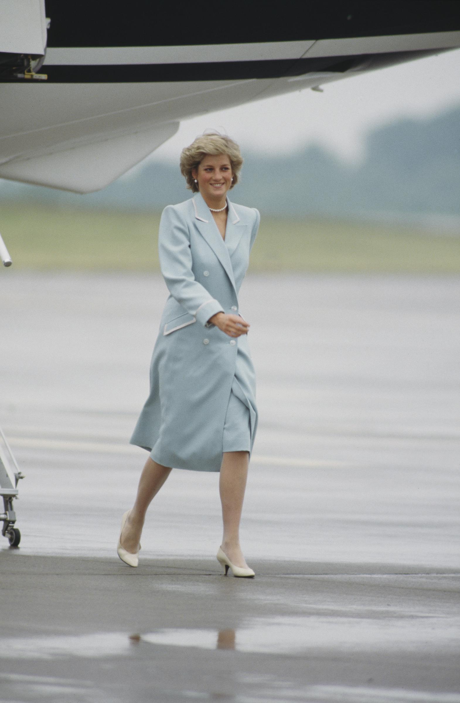 Many observers frequently compared her style choices to those of her late mother-in-law, but this particular outfit drew even stronger parallels. On this occasion, Diana, Princess of Wales arrived at Huddersfield Airport in July 1987, in Huddersfield, United Kingdom. | Source: Getty Images