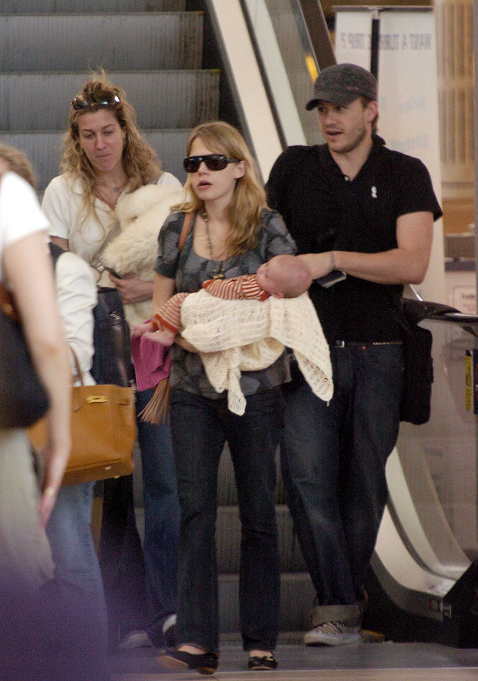 Heath Ledger, Michelle Williams, and their daughter Matilda Rose leave the Sydney International Airport for their New York home on January 14, 2006 | Source: Getty Images