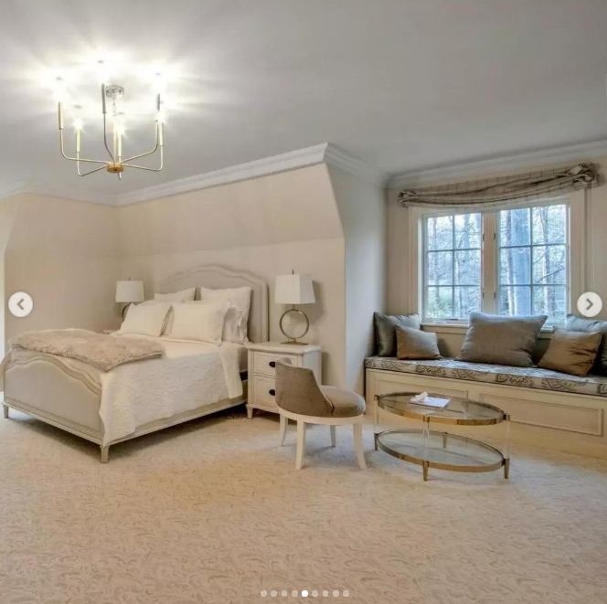 The interior of a bedroom in Hayden Panettiere's former chidlhood home where she grew up with her brother, Jansen Panettiere, at 129 Washington Spring Road in Snedens Landing, New York. | Source: Instagram/ellissothebysrealty