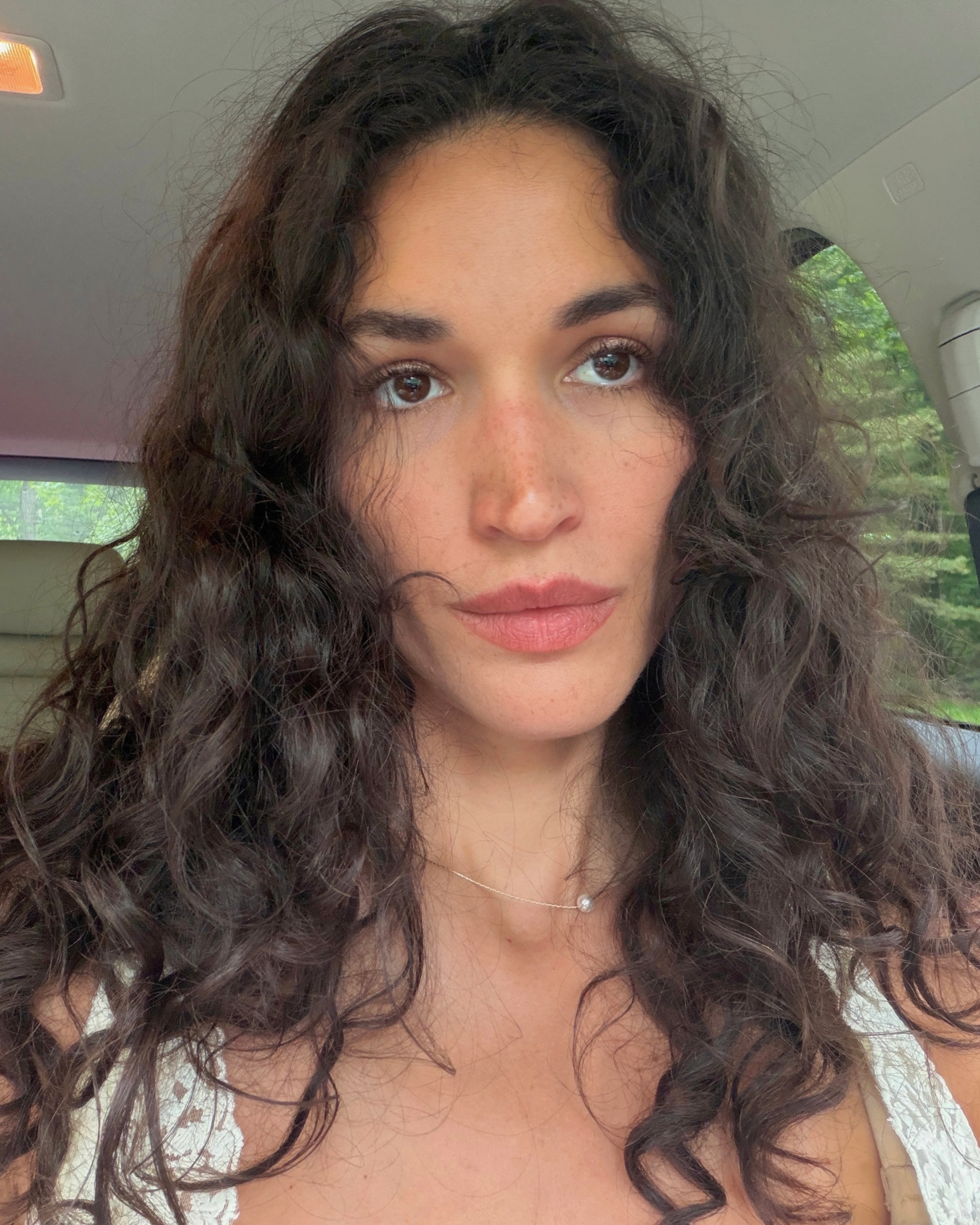 Close-up photos like this are where the family resemblance debate really begins. Some fans see her father's eyes, while others point straight to her mother's beauty. | Source: Instagram/scarloz