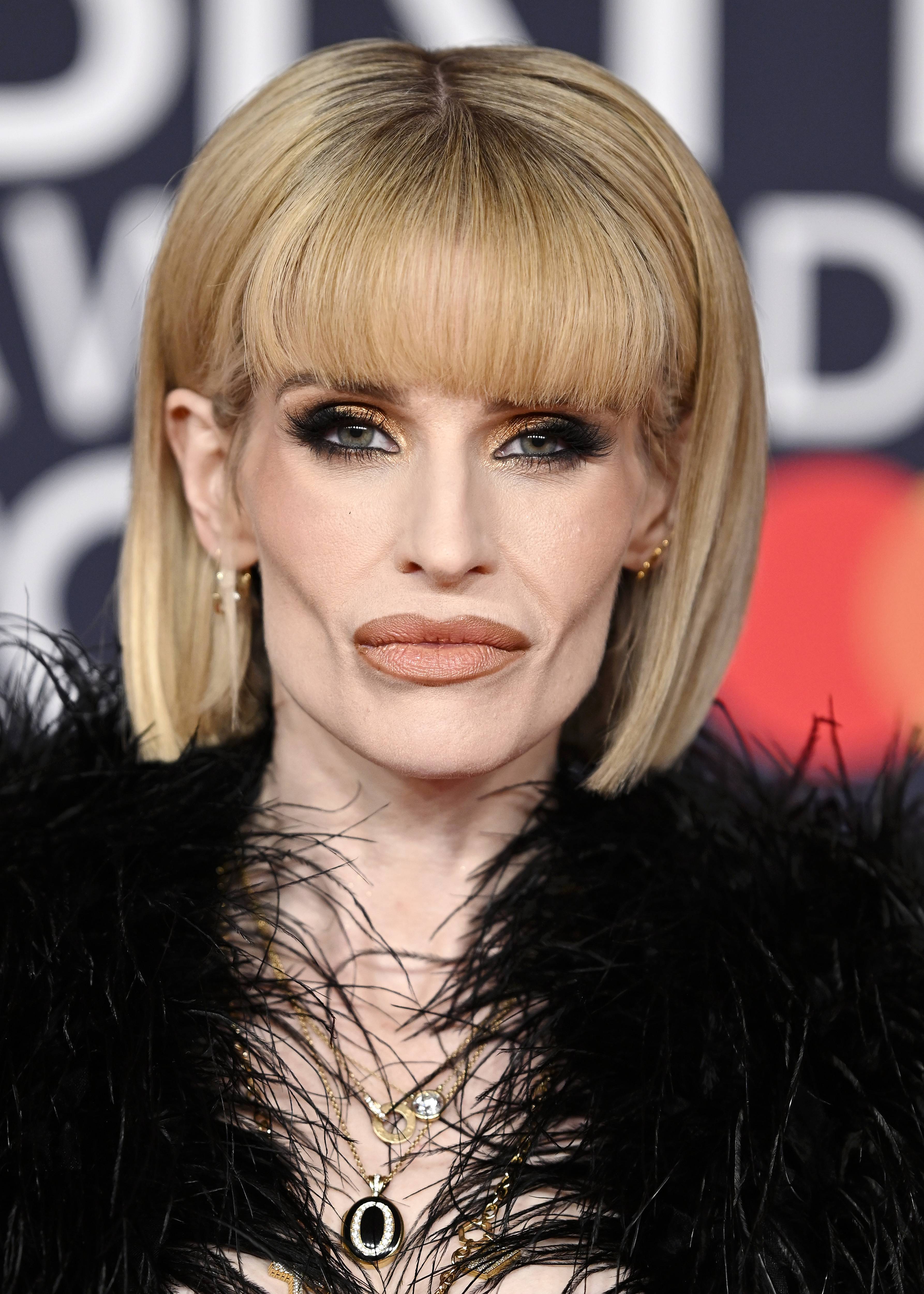 However, her 2026 appearances have drawn widespread attention, as her aesthetic continued to shift from her once-curvy frame to a strikingly slender, ultra-lean silhouette. Coming off a deeply challenging period following the passing of her father, heavy metal icon Ozzy Osbourne, last year, she showcased significantly more chiseled, hollowed cheekbones.