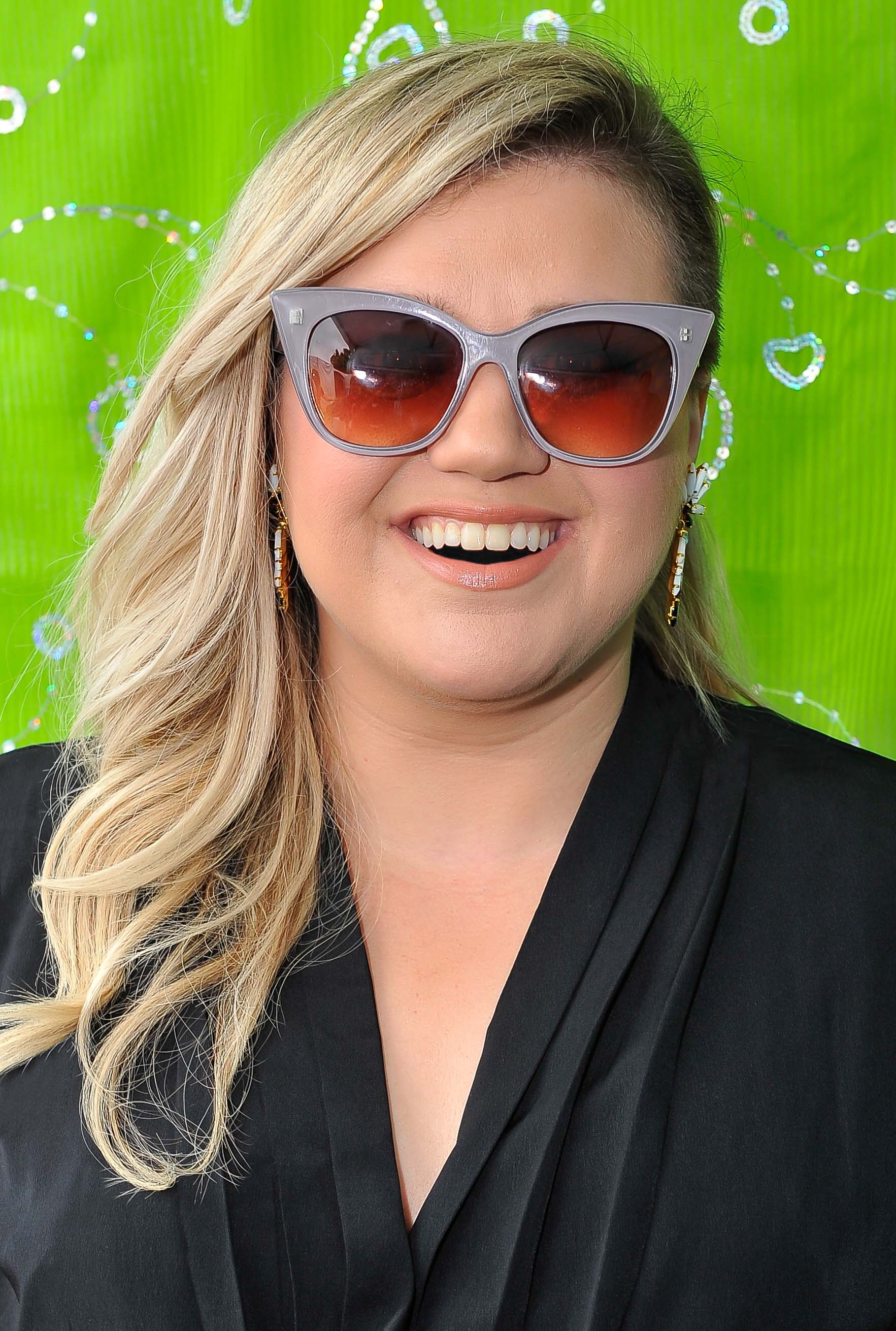 Kelly Clarkson backstage at Radio Alice 97.3 free concert in San Francisco, California June 28, 2015 | Source: Getty Images