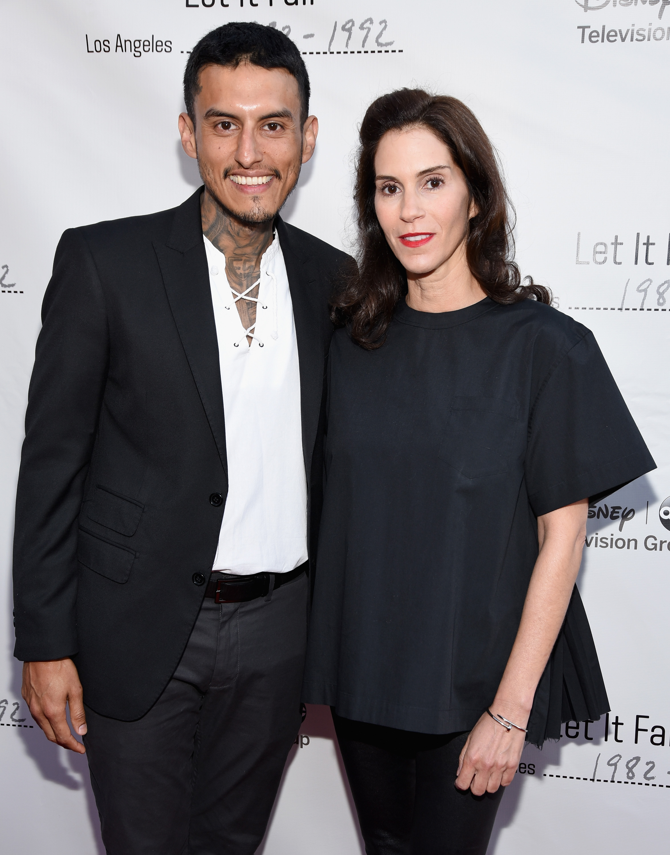 Jami Gertz pictured with actor Richard Cabral on April 18, 2017 | Source: Getty Images
