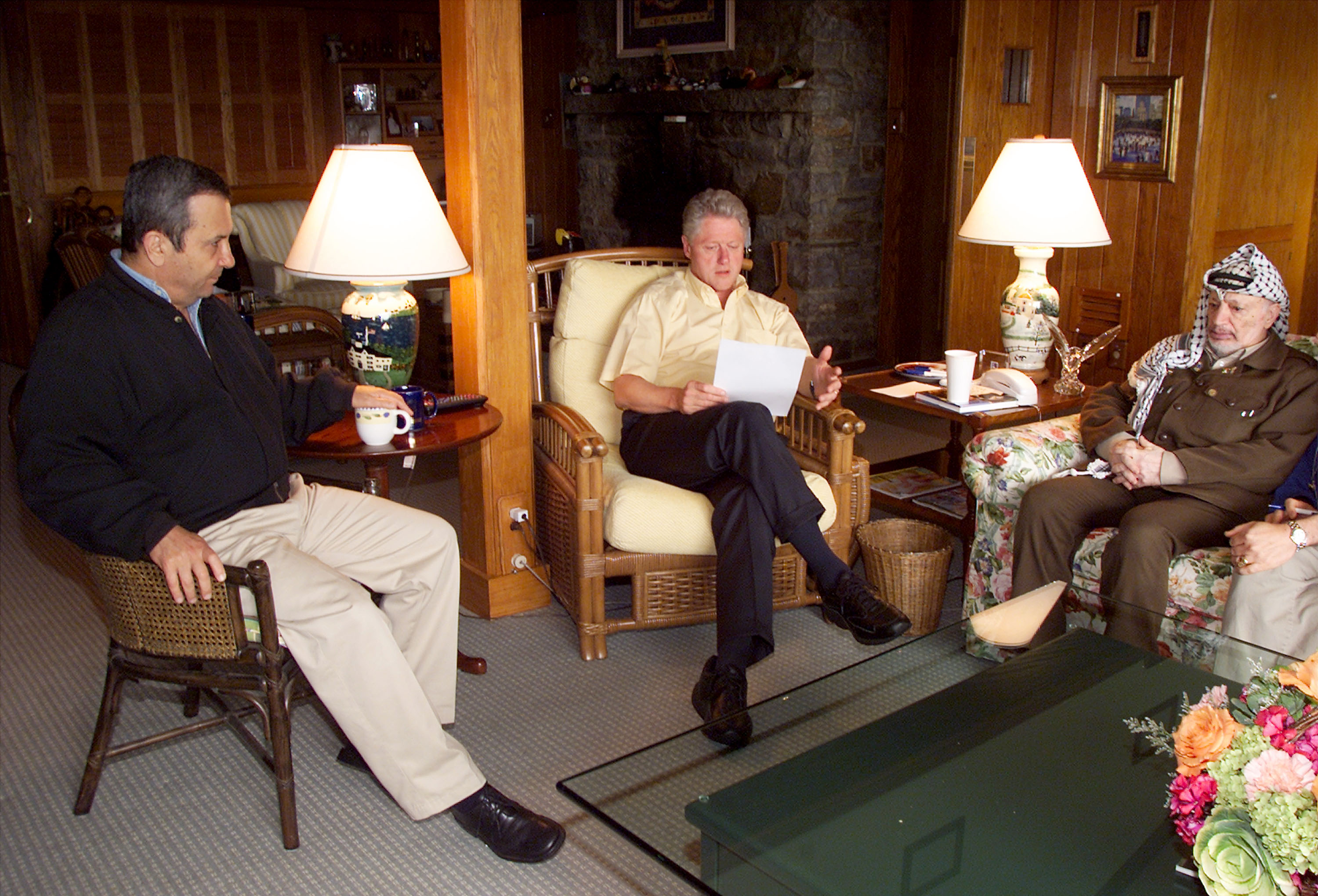 One small detail in the room became an important clue. The Arkansas state seal seen at Camp David matches the seal visible in the vintage photo Trump shared, helping explain why many people believed the image dated to the Clinton administration. | Source: Getty Images