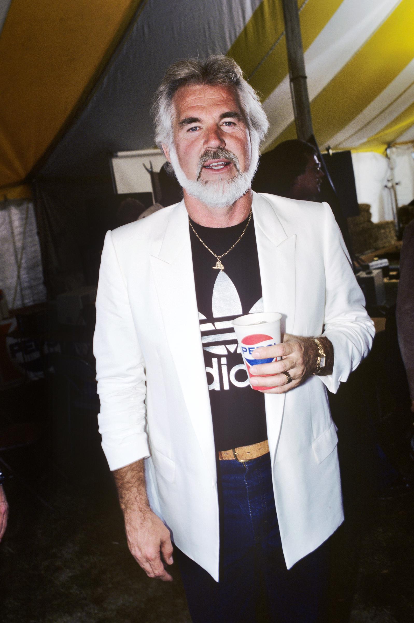 Kenny Rogers backstage at Farm Aid in Champaign, Illinois, on September 22, 1985. | Source: Getty Images