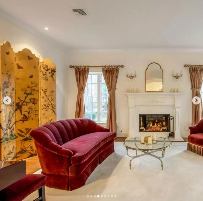 The living room with one of the fireplaces in Hayden Panettiere's former chidlhood home where she grew up with her brother, Jansen Panettiere, at 129 Washington Spring Road in Snedens Landing, New York. | Source: Instagram/ellissothebysrealty