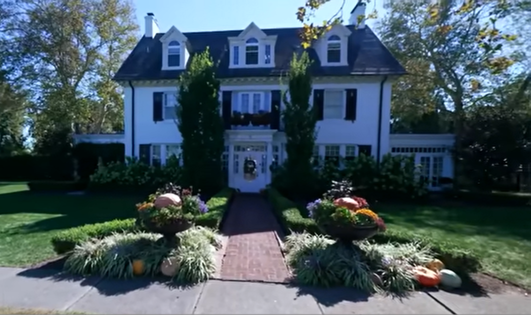 The home has changed over the years since Taylor Swift's family lived there. As ownership passed from one family to the next, the house remained closely tied to the singer's early life, with former owners saying stories about Swift were shared along with the property. | Source: YouTube/@InsideEdition