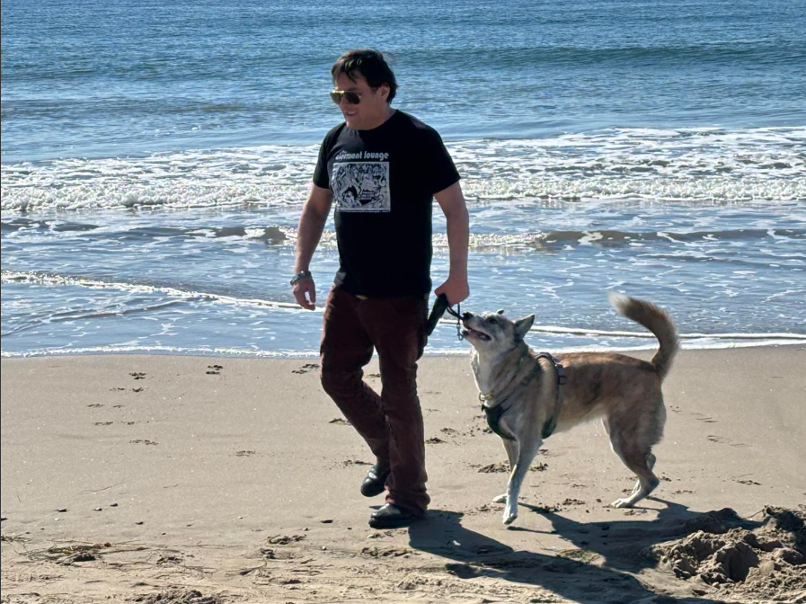 The actor walking his dog along the beach | Source: Instagram/edwardfurlongofficial