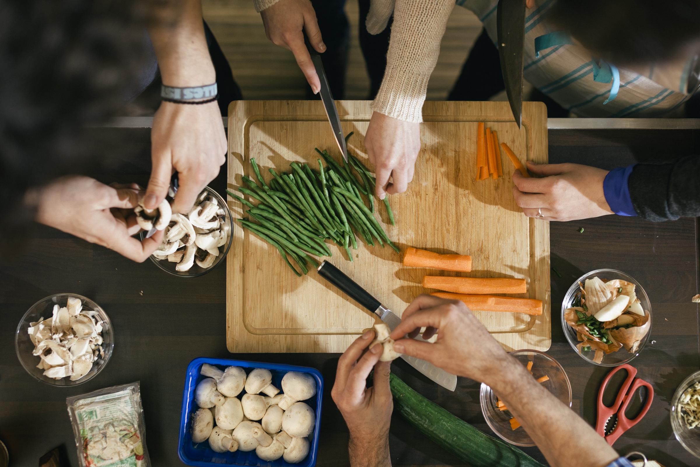 Not everyone needs to be a great cook to help with dinner. Washing vegetables, measuring ingredients, or preparing side dishes are simple ways to share the work. | Source: Getty Images.