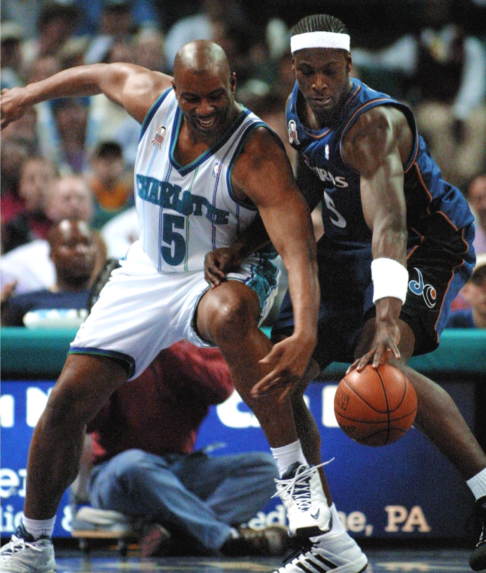 Elden Campbell battles Kwame Brown of the Wizards while playing for the Charlotte Hornets in Charlotte on April 5, 2002 | Source: Getty Images