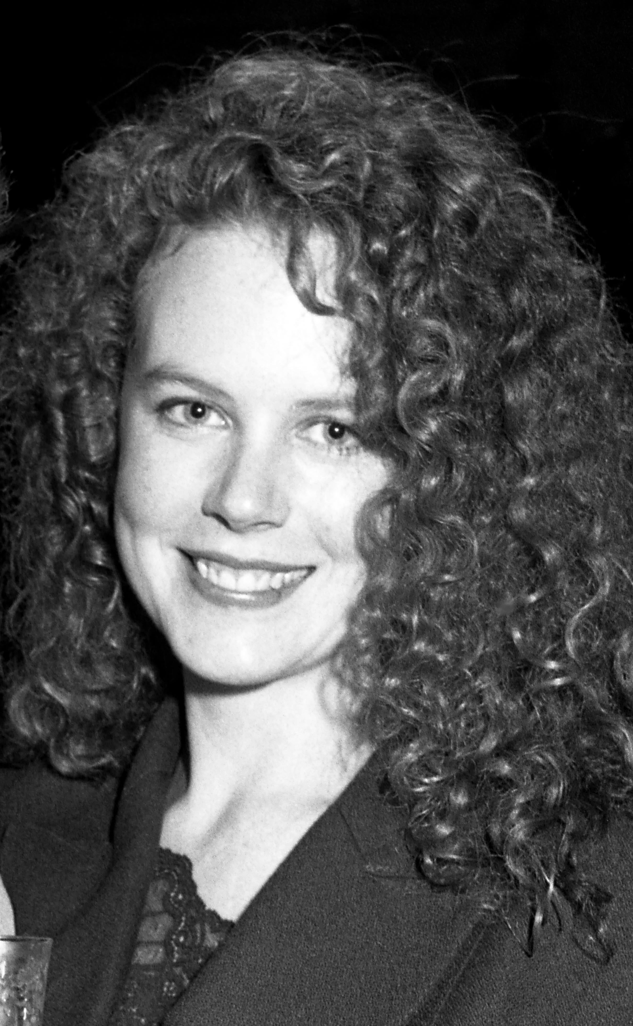 This 1988 Melbourne premiere appearance serves as the foundational baseline that AI algorithms later used to map her natural aging path. At this early stage, her face retained its organic volume completely free from industry aesthetic pressures. | Source: Getty Images
