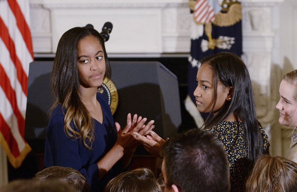 Malia and Sasha Obama at the State Dining room of the White House in Washington, DC, on January 12, 2017 | Source: Getty Images