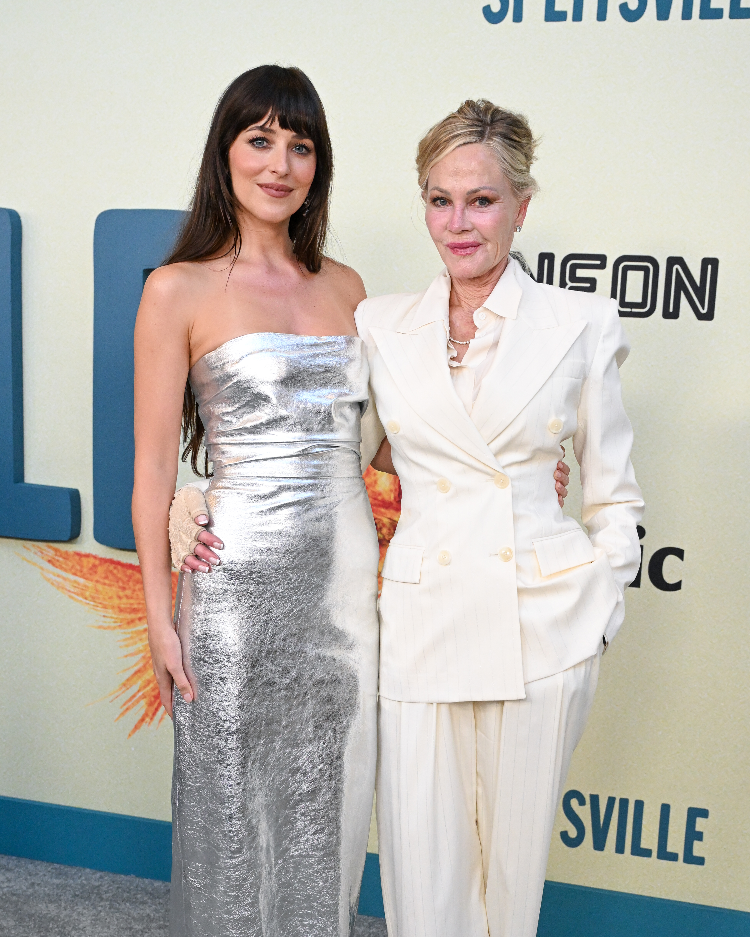 Dakota Johnson posing for photos with her mom, Melanie Griffith. | Source: Getty Images