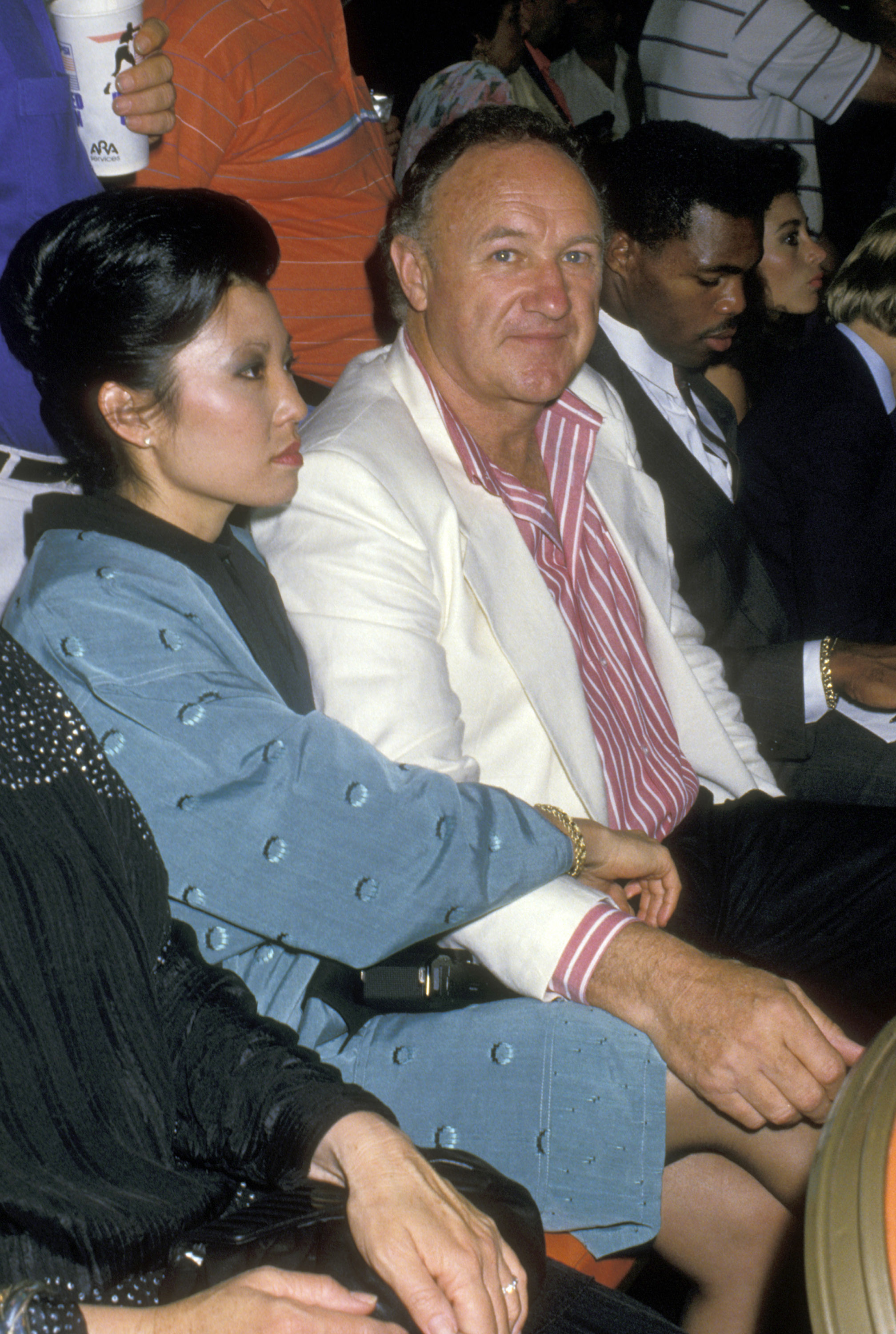 Gene Hackman and Betsy Arakawa at the Mike Tyson vs. Michael Spinks fight at Trump Plaza on June 27, 1988, in Atlantic City, New Jersey.  | Source: Getty Images