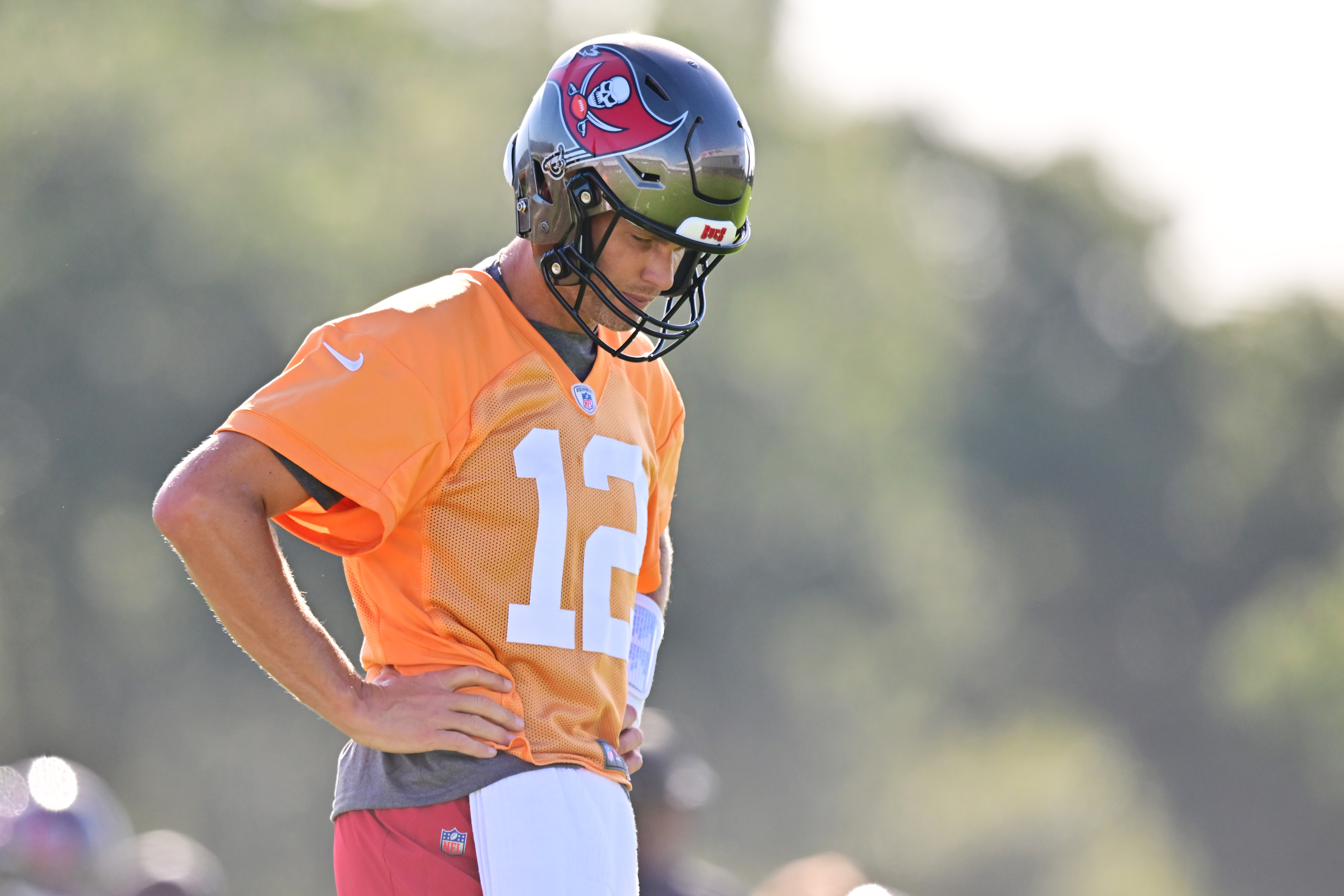 Brady's dramatic weight loss during the 2022 preseason reportedly alarmed people around the Buccaneers, with teammates estimating he had shed close to 20 pounds. Former Head Coach Bruce Arians later attributed the change to stress stemming from the personal issues Brady was facing. | Source: Getty Images