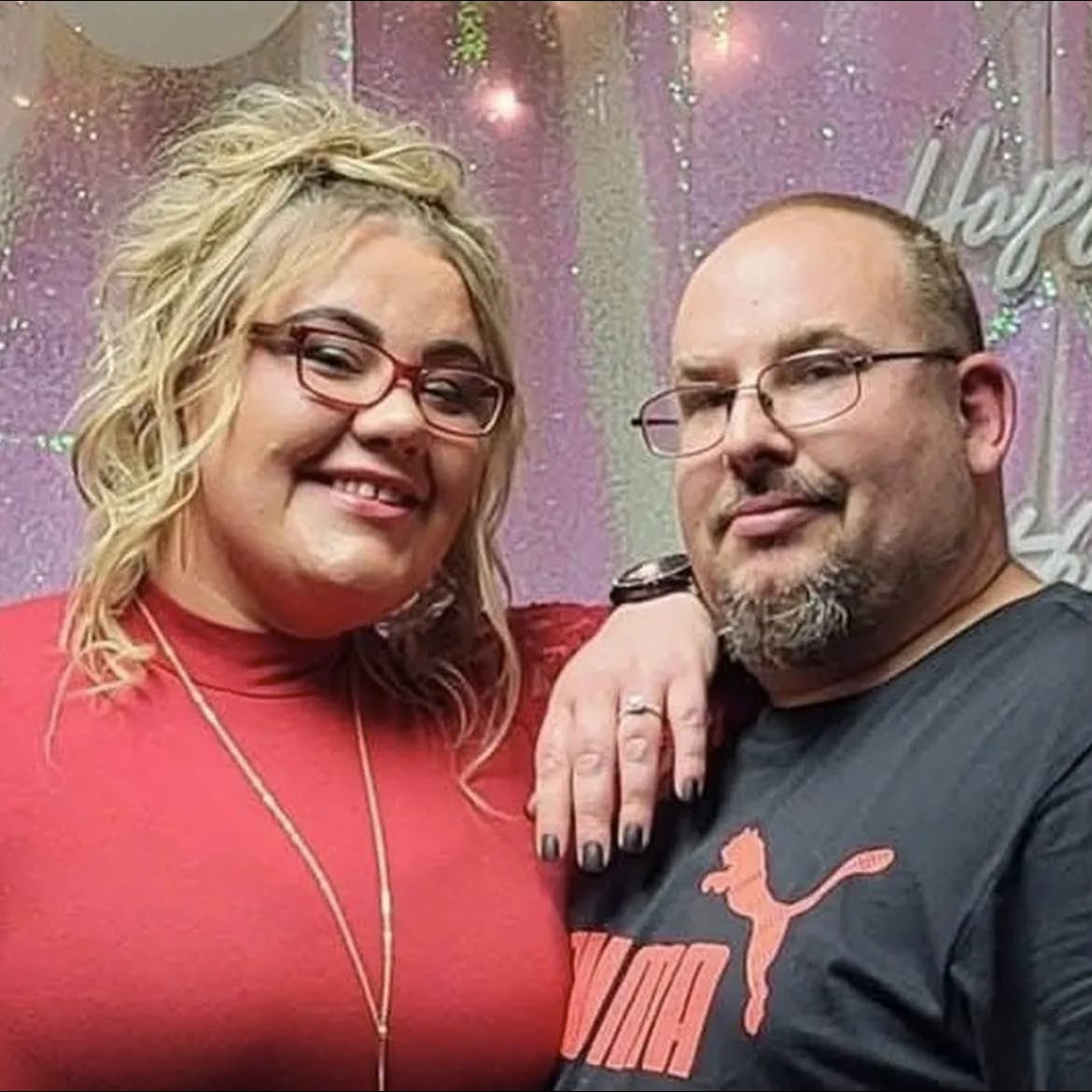 Lora Roberts poses affectionately with a man in a family photograph. She left behind her longtime fiancé, Jeremy, to whom she had been engaged for 14 years, and their five children. | Source: Facebook/MattThibodeau
