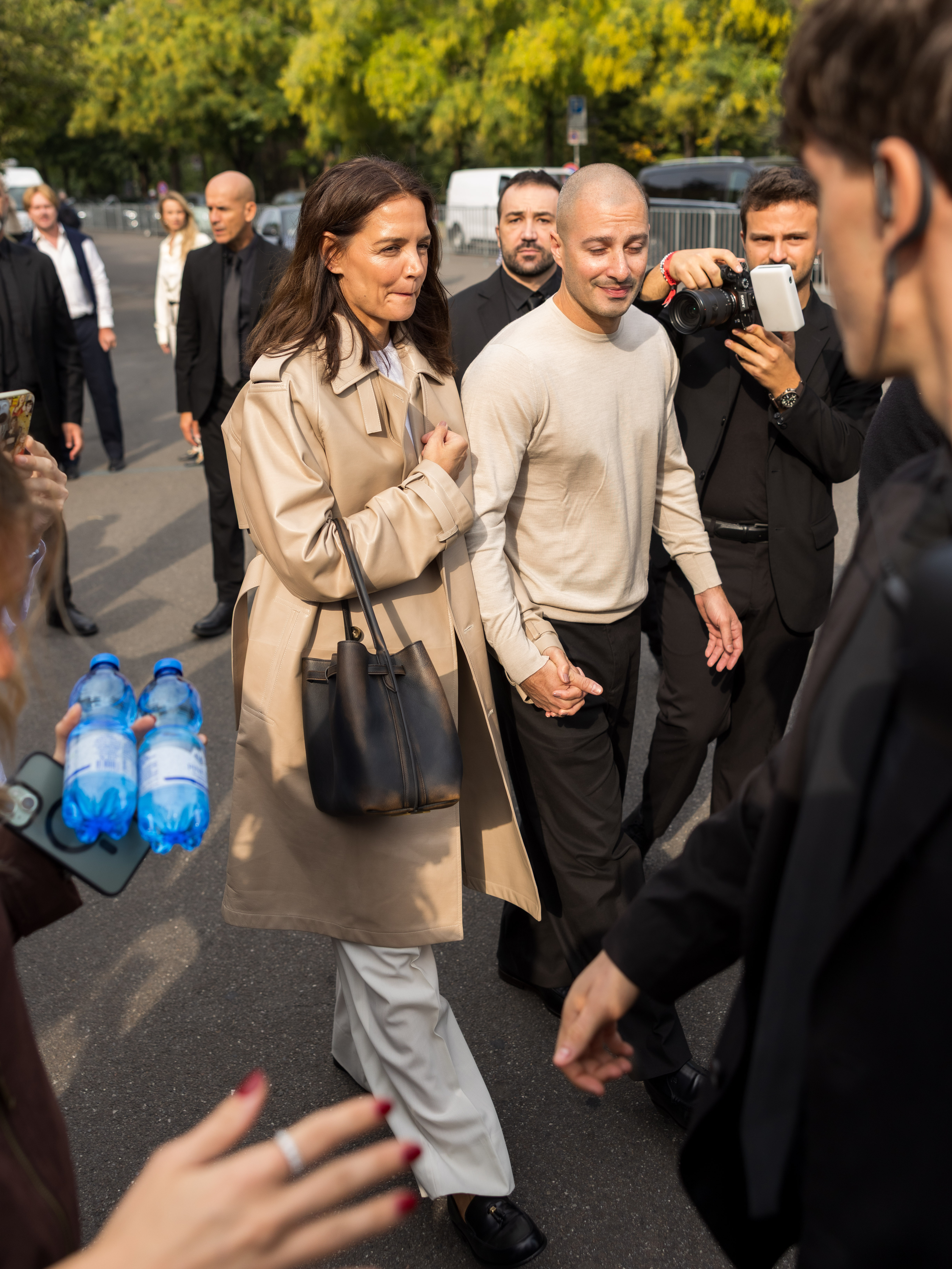 With security clearing a narrow path ahead, the pair walked closely together toward the venue entrance amid constant camera flashes. Katie focused straight ahead as Jason stayed attuned to the surrounding paparazzi, gently clasping her fingers to steer her through the commotion. | Source: Getty Images