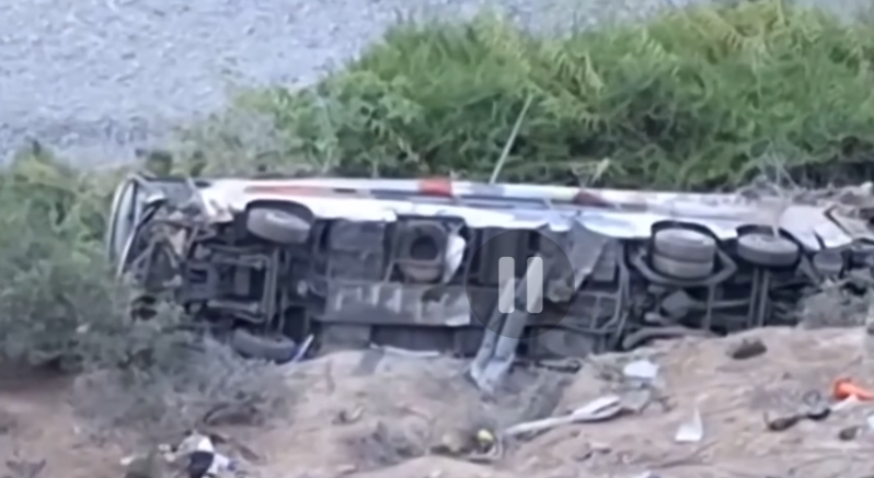 Wrecked bus near the Ocoña river after the accident on the rough stretch of the Pan-American Highway South in Peru, from a video dated November 12, 2025 | Source: Youtube/NDTV
