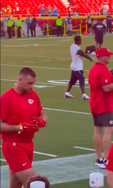 Video from before kickoff captured the brief interaction that later spread online and sparked debate among viewers. The key question quickly became whether the fan intentionally tried to take Kelce's glove or simply misread his gesture. | Source: X/@bet_105